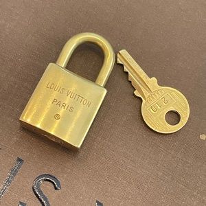 Authentic Louis Vuitton Padlock and Key Model LV
No.210